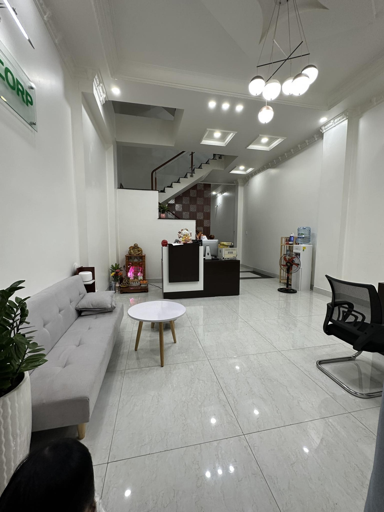 Cho thuê biệt thự lô góc 3 tầng, mặt phố Tây Nam Linh Đàm, diện tích 350m², mặt tiền 30m, giá 150 triệu/tháng