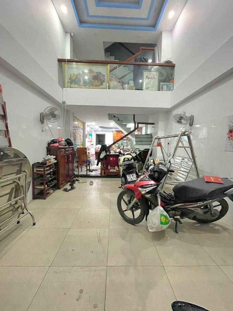 Bán nhà với kết cấu gồm 5 tầng, 1 trệt 1 lửng 2 lầu sân thượng trước sau, 5PN 4 WC