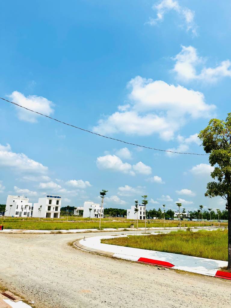 Nhận đất xây nhà chỉ với 579 triệu, gần KCN Vsip 2 Bình Dương, đường nhựa 12m, sổ hồng riêng.