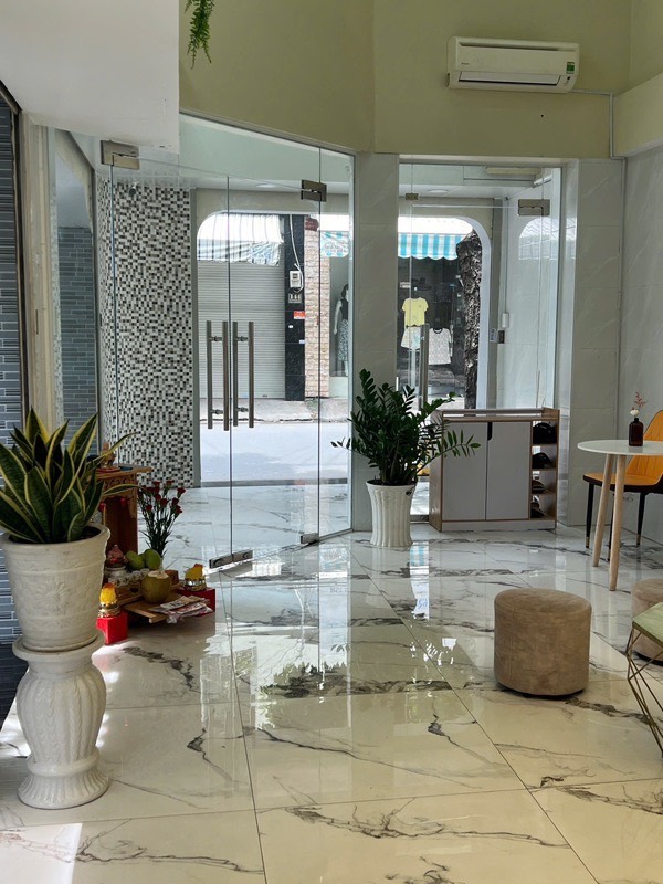 Bán nhà mặt tiền Ni Sư Huỳnh Liên, Tân Bình, 6 phòng ngủ, giá nhỉnh 15 tỷ.