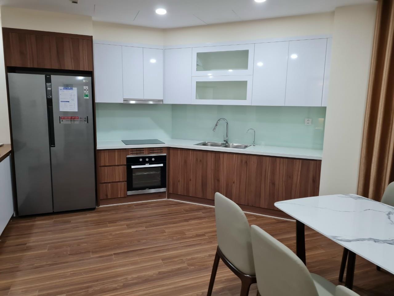 Chính chủ bán căn hộ 3pn + 1 kho, full nội thất, Kosmo Tây Hồ, có chỗ để oto, giá chỉ hơn 8 tỷ